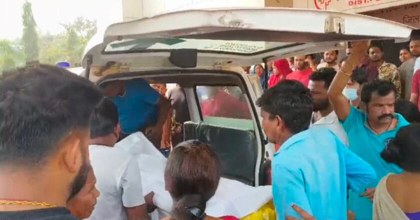 धान से भरी ट्रक ने स्कूटी को मारी ठोकर ,शिक्षिका की मौत, पिता गंभीर,