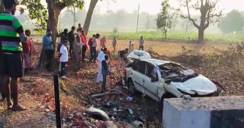 बैंगलोर से प्रयागराज जा रहा था परिवार, फ़रसगांव के पास दर्दनाक हादसे का शिकार, 2 की मौत 3 गंभीर