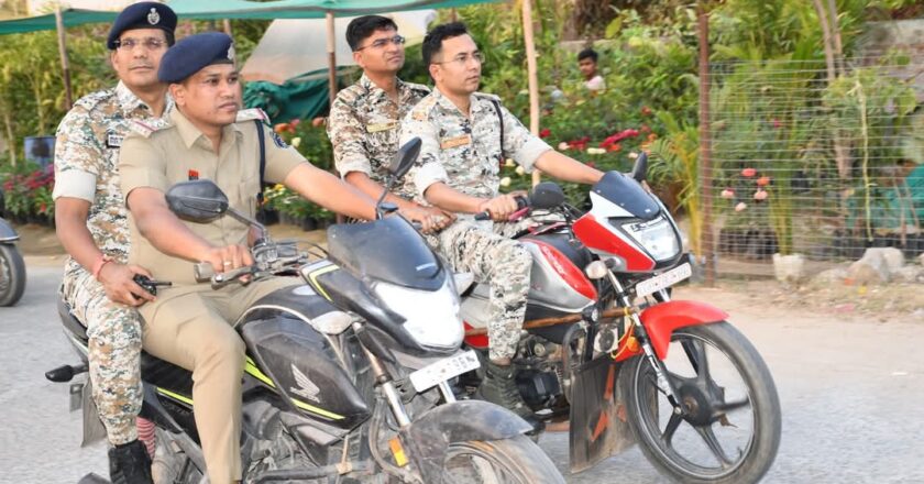 बिना हेलमेट  बाइक में फ्लैग मार्च में निकले  पुलिस के अधिकारी, जनता ने पूछा ,तुम्हारा चालान कटा क्या 