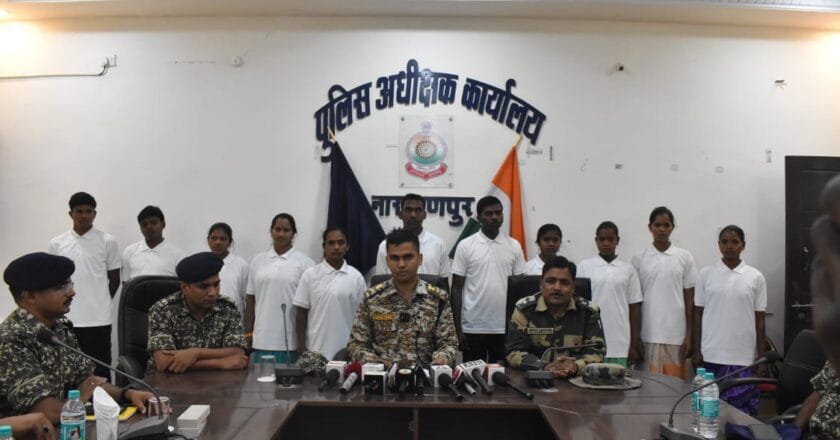 नक्सलियों का मोह संगठन से हो  रहा भंग, एक साथ 11 नक्सलियों ने किया सरेंडर, 40 लाख का था ईनाम 