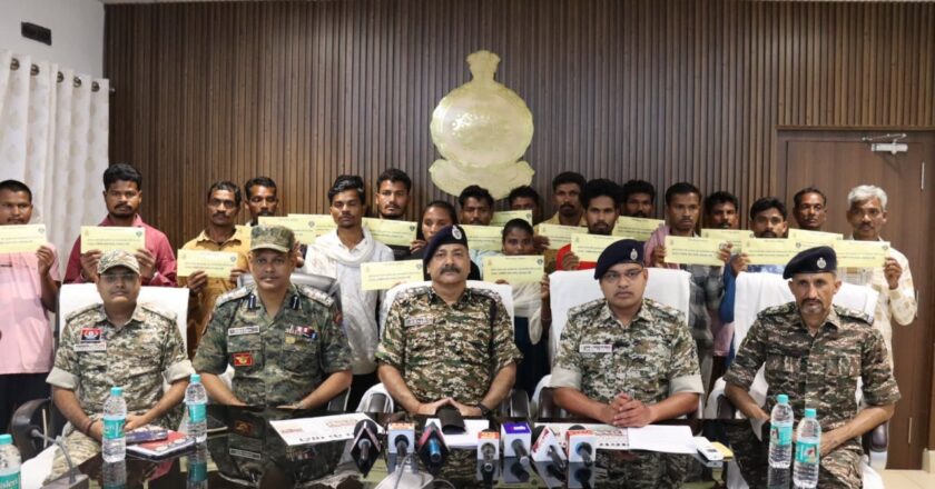 बिखर रहा नक्सल संगठन , लगातार हथियार डाल रहे नक्सली, बीजापुर में फिर 19 नक्सलियों ने किया सरेंडर