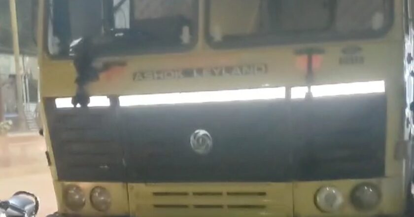 चारामा में रेत खदानों ने की हदें पार, रात भर जारी रहती है रेत की तस्करी,  रात में रेत भरकर निकल रही हाइवा ने कार को मारी ठोकर,लोगो का प्रदर्शन