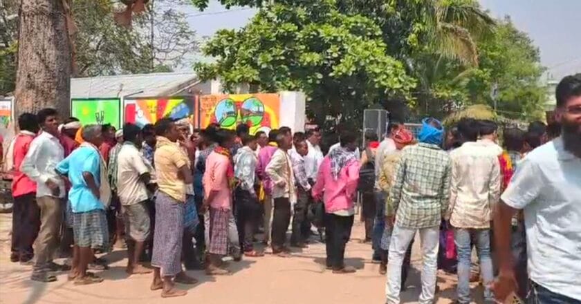 बड़े कैडर के गिरफ्तार नक्सली खोल रहे राज,  पुलिस ने 5  ग्रामीणों को लिया  हिरासत में , 3 गांव ने दर्जनों ग्रामीण पहुंचे कोतवाली, बोले वो नक्सली नहीं