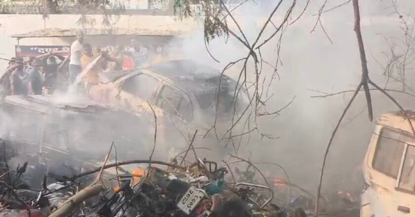 कोतवाली परिसर में भीषण आग, कई गाड़िया जलकर खाक, फायर ब्रिगेड ने आग पर पाया काबू