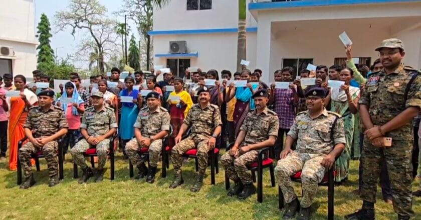 लगातार एनकाउंटर के बाद 50 नक्सलियों ने डाले हथियार, टूट चुका है नक्सल संगठन,खात्मे की ओर अग्रसर, 