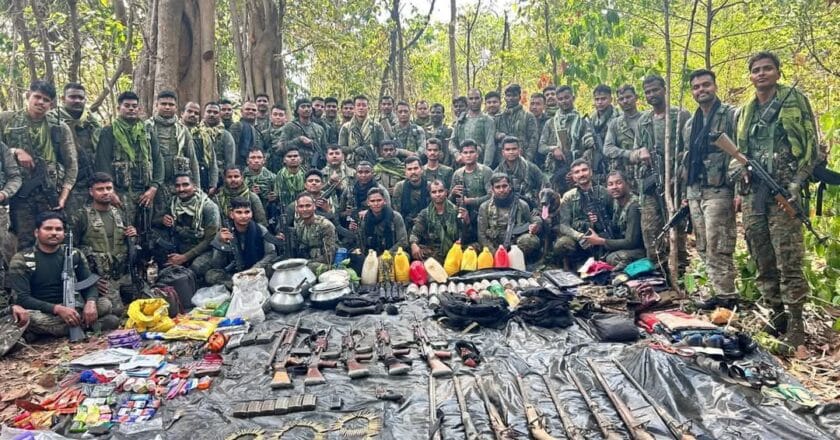 झारखंड में बड़ा एंटी नक्सल ऑपरेशन, 1 करोड़ के ईनामी समेत 8 नक्सली ढेर