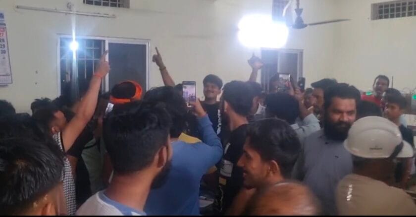 बिजली विभाग के दफ्तर में शहरवासियों का हंगामा, लचर व्यवस्था से परेशान लोगो का टूटा सब्र