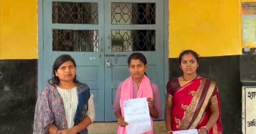 प्री बीएड की परीक्षा में 4 मिनट लेट से पहुंची युवतियां तो नहीं मिला प्रवेश, साल बर्बाद होने पर फुट फूट कर रोई 
