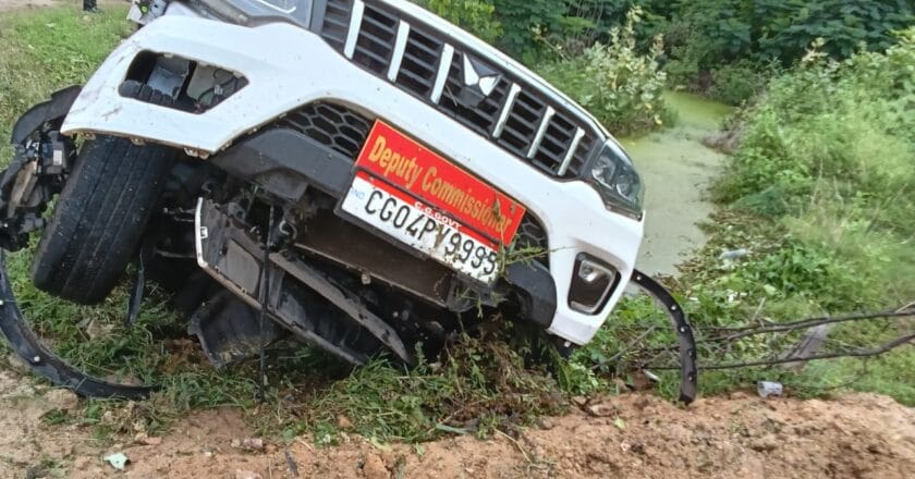 डिप्टी कमिश्नर की कार ने बाइक सवार भाई बहन को मारी ठोकर, दोनों घायलों का इलाज जारी