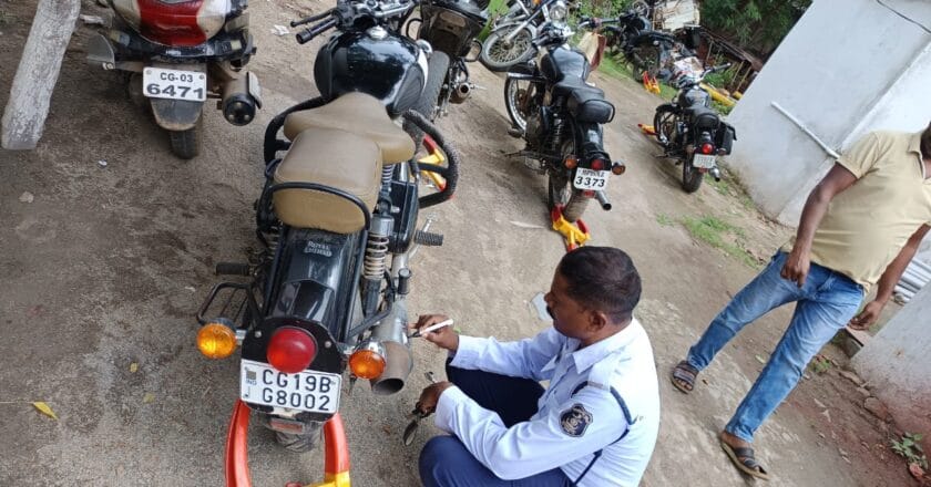 बुलेट सवारों की यातायात पुलिस ने निकाली हेकड़ी, तेज आवाज वाले साइलेंसर पर ताबड़तोड़ कार्यवाही