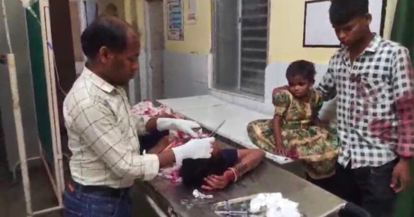 अनियंत्रित होकर  पलटी क्रूज़र वाहन, दो महिलाओं समेत 3  की मौत, 15 से ज्यादा घायल 