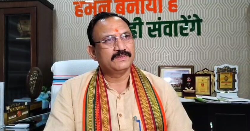 पत्रकारों पर रोक का आदेश तत्काल प्रभाव से निरस्त, स्वास्थ्य मंत्री ने कहा मीडिया को पूरा सम्मान  