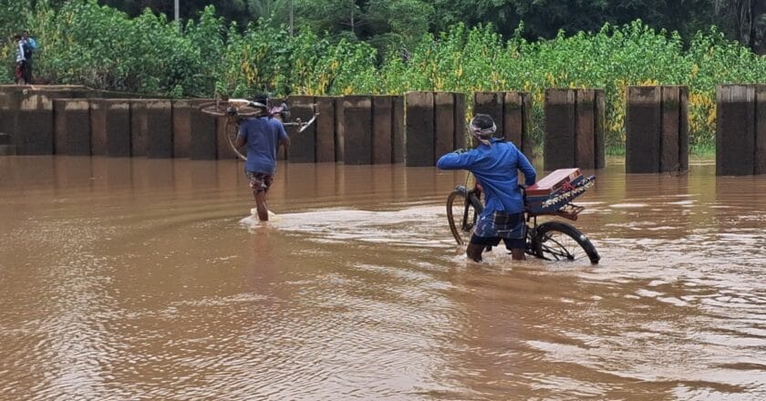 सिस्टम की मार झेल रहे ग्रामीण, नदी में पूल नहीं, बारिश में टापू बनते है गांव, मजबूरी में संकट में डालनी पड़ती है जान, देखिए खास रिपोर्ट