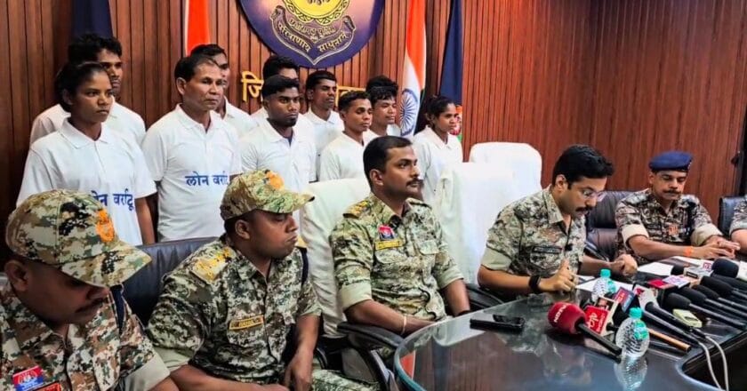 नक्सलवाद को और एक गहरा झटका, 9 इनामी नक्सलियों समेत 12 नक्सलियों ने किया सरेंडर