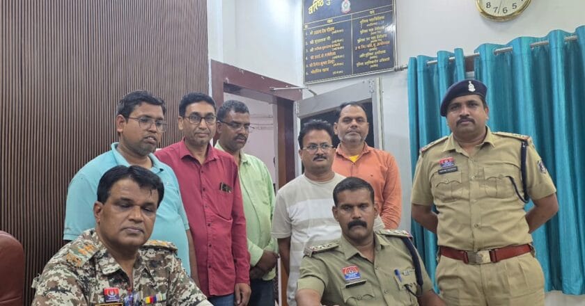 एक करोड़ से अधिक की ठगी, अब तक 8 गिरफ्तार, 20 लाख जब्त, मुख्य आरोपी अभी भी फरार