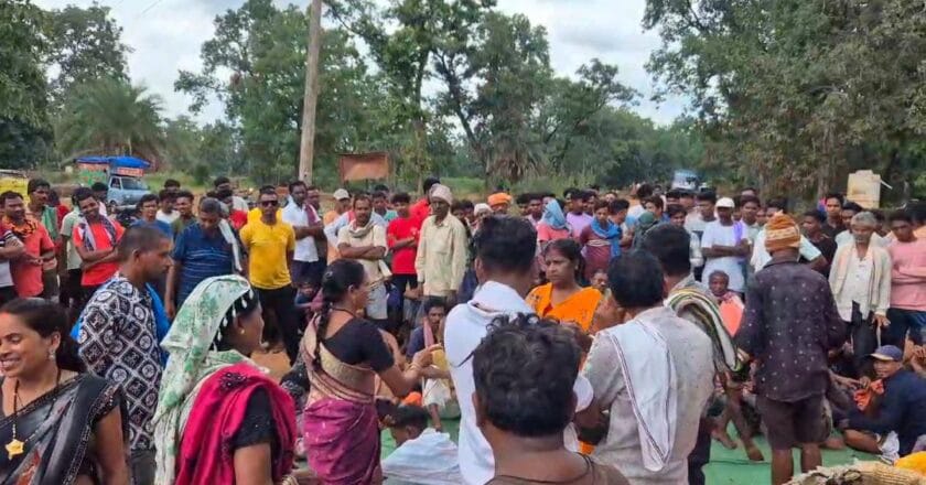 जर्जर सड़क से परेशान ग्रामीण बोले हर साल होता है भूमिपूजन लेकिन नहीं बनती सड़क, अंतागढ़ नारायणपुर मार्ग में चक्काजाम