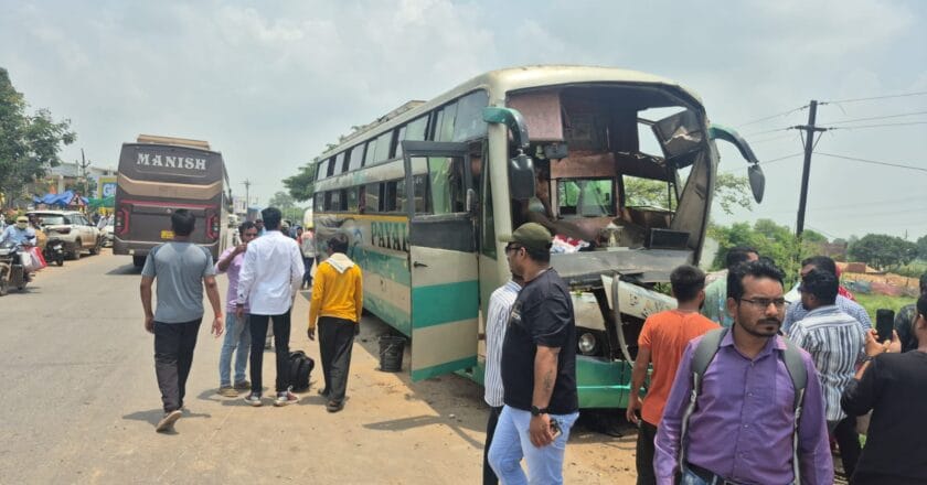 नेशनल हाईवे 30 में मौत का तांडव, कार के बाद बस पूल के रेलिंग से टकराई, हेल्पर की मौत, शनिवार को हादसे में 5 मौतें