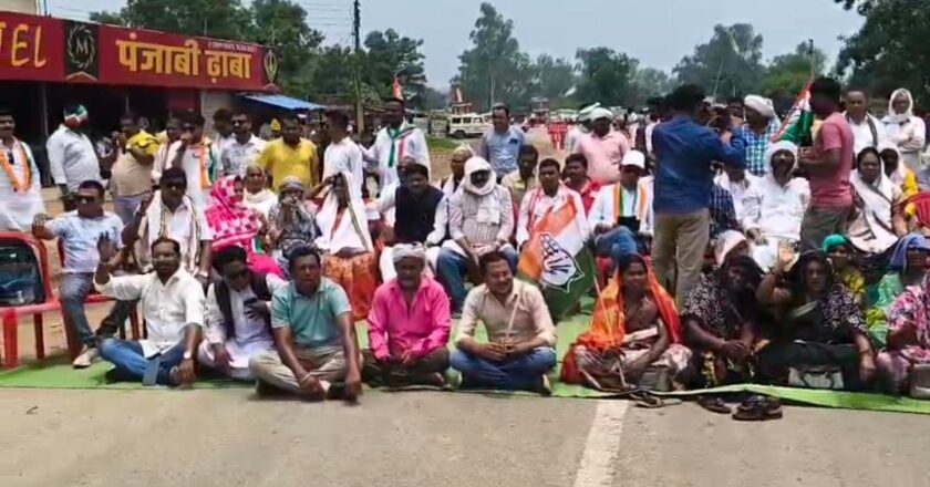 पूर्व सीएम भूपेश के बेटे की गिरफ्तारी का विरोध, सड़क पर कांग्रेसी, चक्काजाम