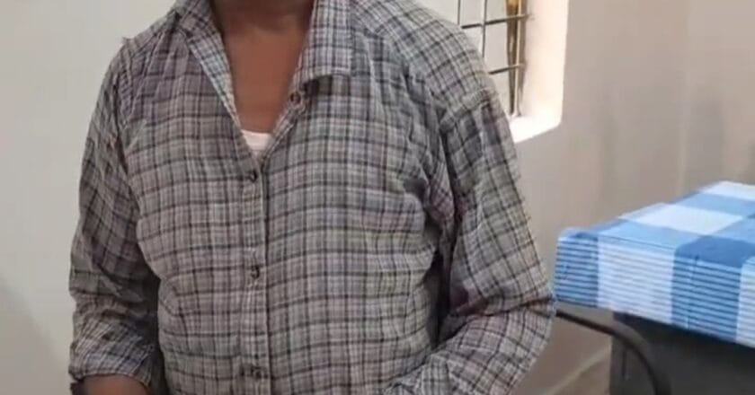 मासूमों की जिम्मेदारी जिस पर वो शराब के नशे में धुत,सासंद के सामने ठीक से  शर्ट तक नहीं पहन पाए अधीक्षक, सस्पेंड