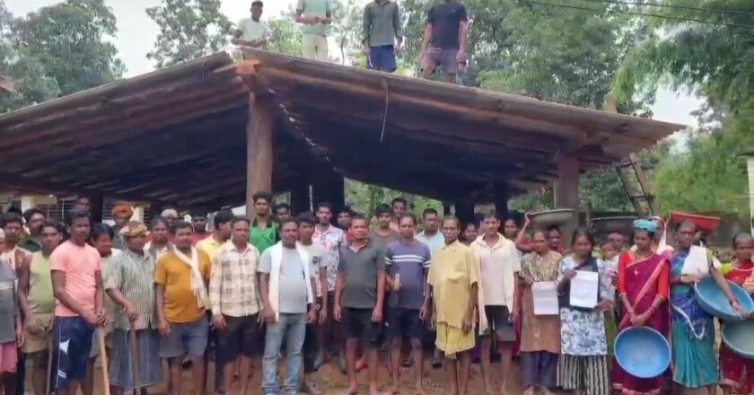 खोखला सिस्टम: जब ग्रामीणों ने खुद बना डाला झोपड़ी वाला स्कूल, जिम्मेदारों को दिखाया आईना