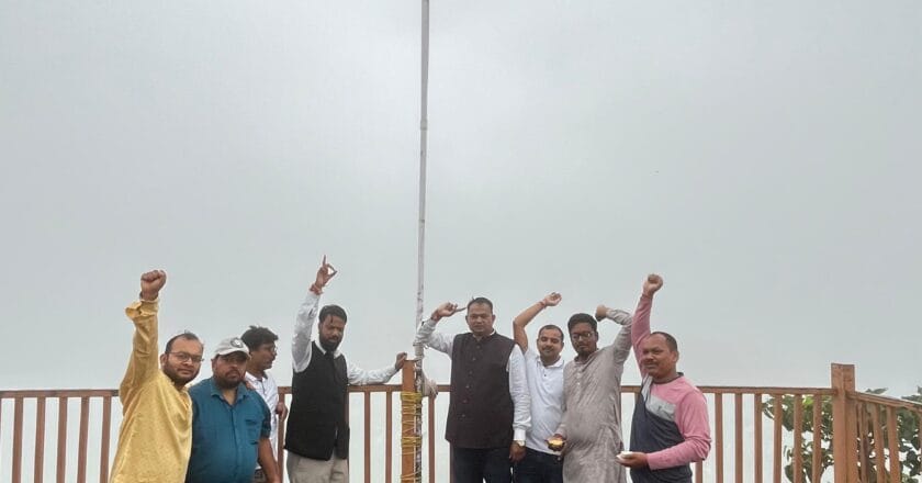 गढ़िया पहाड़ में 700 फीट ऊपर लहराया तिरंगा, 5 साल से ये ग्रुप गढ़िया पहाड़ में करता आ रहा ध्वजारोहण