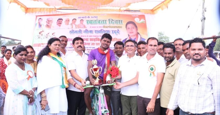 नेमेड में आयोजित हुआ सद्भावना साइकिल रेस, जिला पंचायत सदस्य नीना रावतिया ने विजेताओं को इनाम में दी साइकिल 