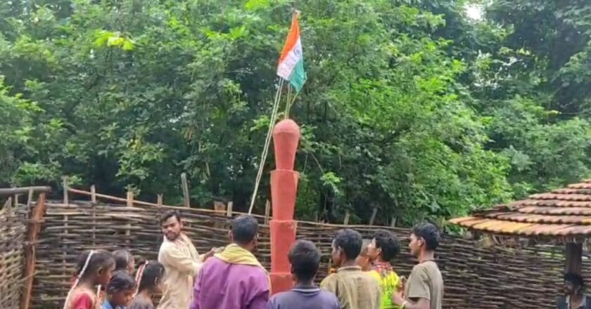 नक्सलियों के स्मारक में 15 अगस्त को फहराया  तिरंगा, अगले दिन जन अदालत लगाकर युवक की हत्या, देखिए वीडियो