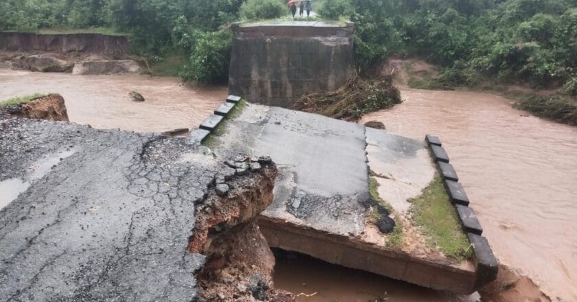 बस्तर में बारिश से हाहाकार, भारी बारिश से कई मार्ग बंद, कार समेत बह गया पूरा परिवार,दो मासूमों समेत 4 की मौत