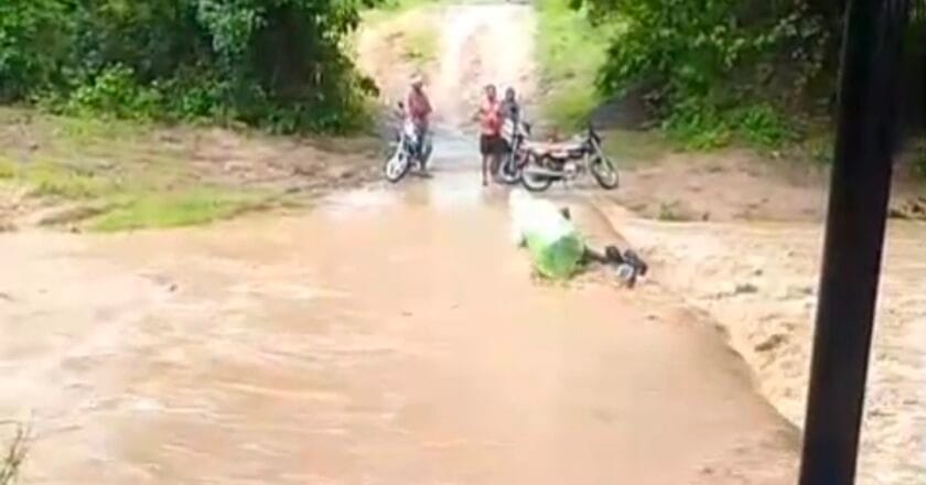 दो दिन की बारिश के बाद नदी नाले उफान पर, उफनती नदी नाले को पार कर रहे लोग, बाल बाल बचे दो युवक, बाइक बही, देखिए वीडियो 
