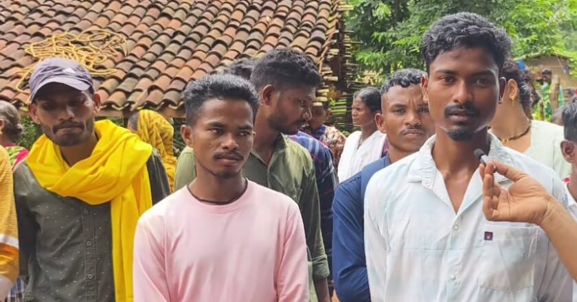 सरकार मांगे नहीं सुन नहीं तो दूसरी तरफ नक्सली टारगेट कर रहे हैं, अधर में शिक्षादूतों का भविष्य