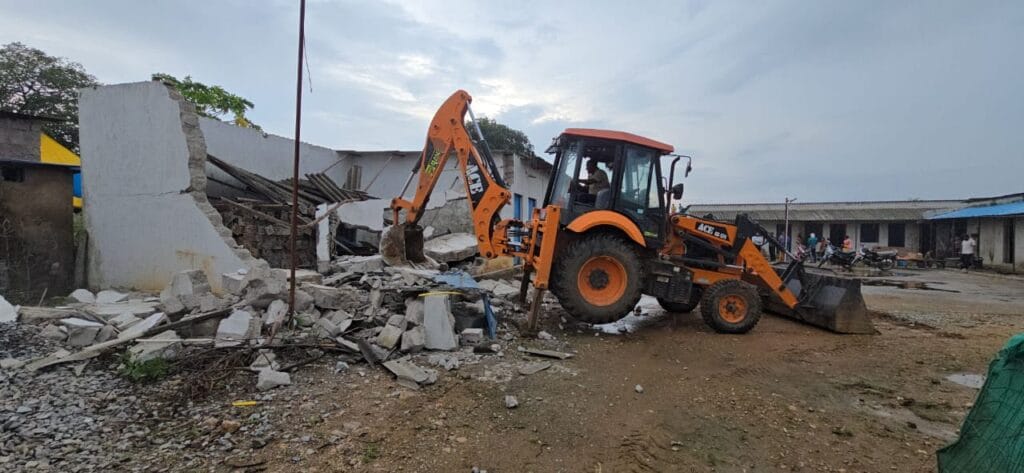 पत्रकार मुकेश चंद्राकर के हत्यारे के अवैध ठिकाने पर चला प्रशासन का बुलडोजर,