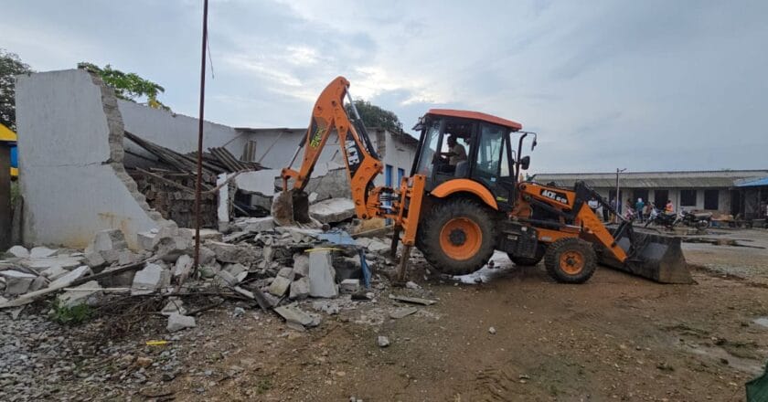 पत्रकार मुकेश चंद्राकर के हत्यारे के अवैध ठिकाने पर चला प्रशासन का बुलडोजर,