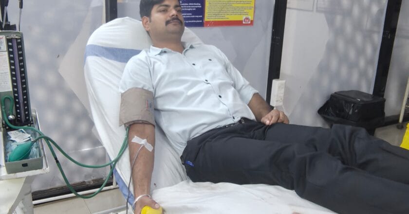 सिर्फ नक्सलियों से ही नहीं लड़ रहे, बल्कि लोगों की जान भी बचा रहे CRPF के जवान