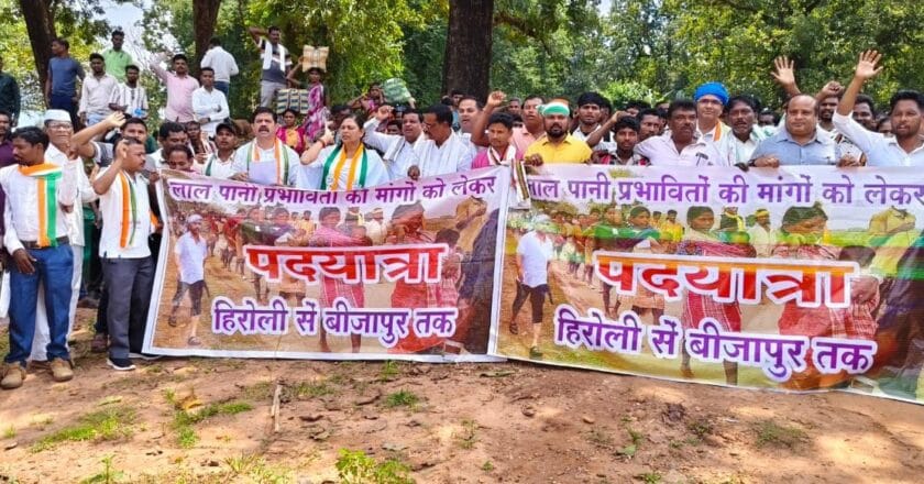 लाल पानी का संकट: बीजापुर में NMDC के खिलाफ ग्रामीणों की पदयात्रा, विक्रम मंडावी के नेतृत्व में 45 गांवों ने उठाई न्याय की आवाज