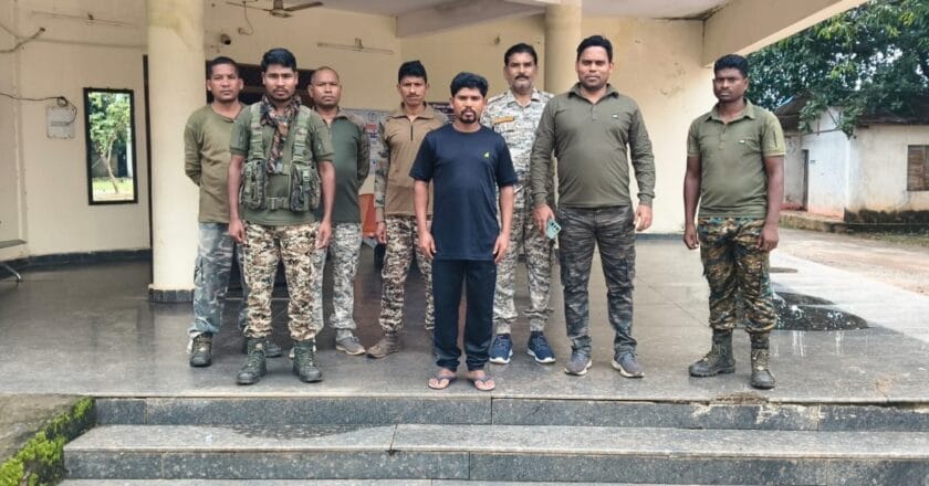 जवानों ने DVCM रैंक के नक्सली को घेराबंदी कर दबोचा, जनताना सरकार का अध्यक्ष भी गिरफ्तार