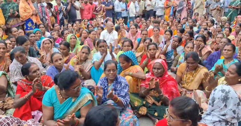 आंदोलन के लिए रायपुर जा रही मितानिनों को पुलिस ने रोका ,जहां रोका वहीं चक्काजाम, नेशनल हाईवे 30 बाधित