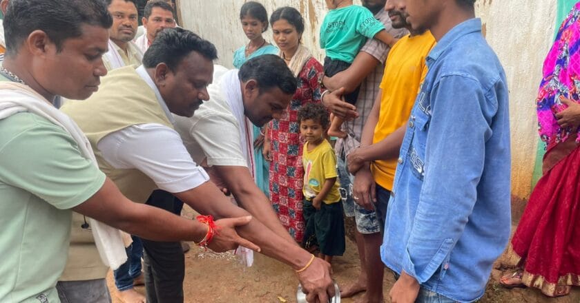 ईसाई धर्म छोड़कर वापस अपने धर्म में लौटे तीन आदिवासी परिवार, बोले हमे अपने धर्म पर गर्व ,