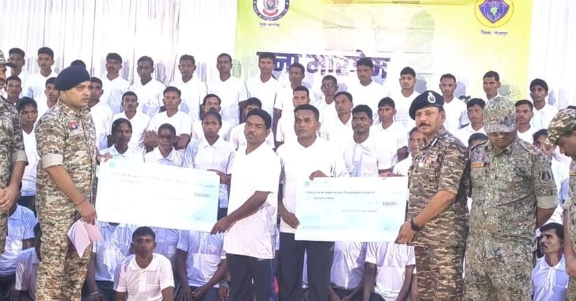 अब समाप्त होगा नक्सलवाद ,बीजापुर में ऐतिहासिक नक्सल सरेंडर, 103 नक्सलियों ने एक साथ डाले हथियार,