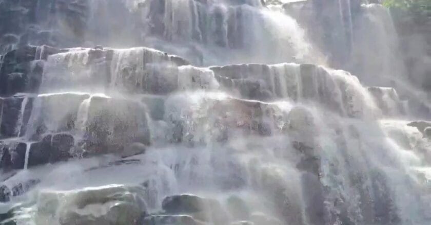 कुएमारी जलप्रपात में बड़ा हादसा, पैर फिसकर गिरने से 13 साल के लड़के की मौत