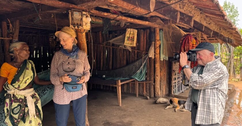 बीजापुर में लाल आतंक  हटते ही नंबी जलप्रपात ने खींचा विदेशी सैलानियों का ध्यान,जर्मनी से पहुंचे दंपत्ति ने कहा बस्तर मन मोहने वाली  जगह