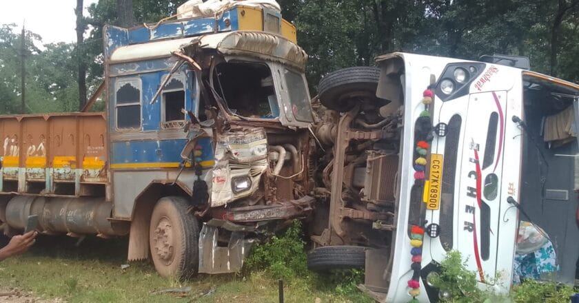 ट्रक की ठोकर से बस पलटी,बीजापुर गीदम मार्ग पर हादसा, दर्जन भर यात्री घायल