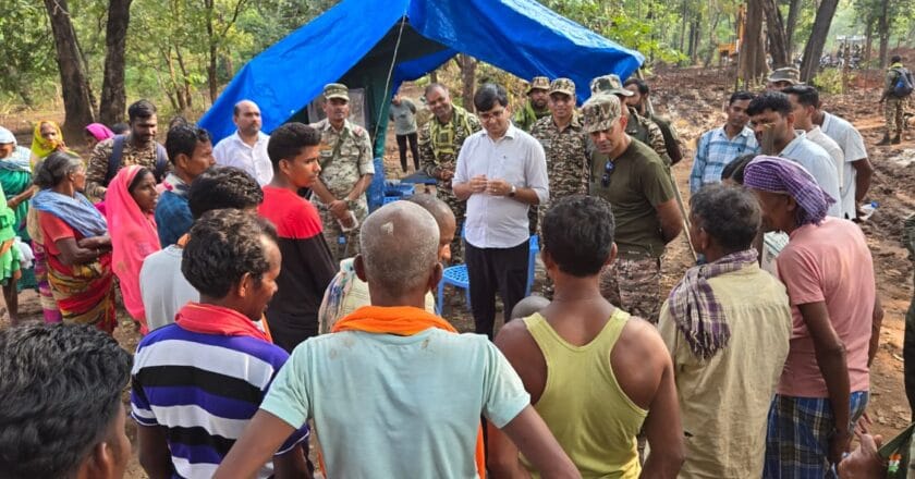 कलेक्टर 5 किलोमीटर पैदल चले ,इंद्रावती नदी पार कर पहुंचे नक्सल प्रभावित बेलनार गांव, ग्रामीणों के चेहरे खिले