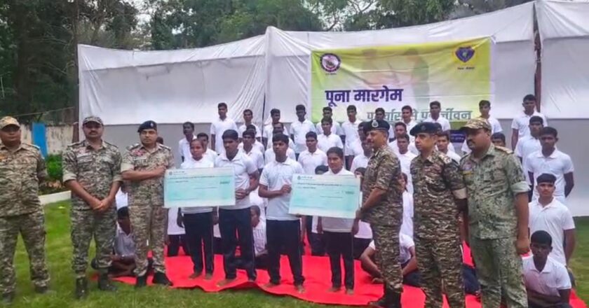 कांकेर के बाद बीजापुर में नक्सलियों का आत्म समर्पण, 51 नक्सलियों ने छोड़ा हिंसा का रास्ता