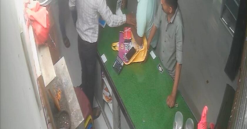 ढाबा कर्मचारियों से जेल प्रहरी ने अपने साथियों के साथ मिलकर की मारपीट,देखिए वायरल वीडियो