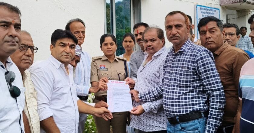 अमित बघेल की आपत्तिजनक टिप्पणी से भड़का सिंधी समाज, कड़ी कार्यवाही की मांग को लेकर एसपी को सौंपा ज्ञापन