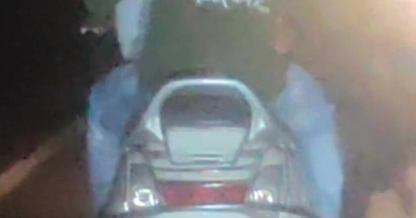 शहर की सड़को पर स्कूटी में रोमांस, बेशर्मी की हदें पार,सोशल मीडिया में वीडियो वायरल ,देखिए वीडियो