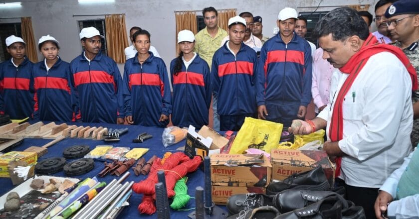 आत्म समर्पण कर चुके पूर्व नक्सलियों ने बनेंगे आधार कार्ड, आयुष्मान कार्ड, गृहमंत्री ने दिए निर्देश