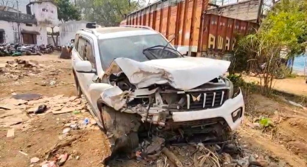 स्कॉर्पियो और बोलेरो में भिड़ंत, 2 की मौत 12 घायल,स्कॉर्पियो के अंदर का नजारा देख पुलिस के उड़े होश, एक लाख की अवैध शराब बरामद