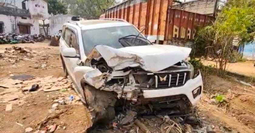 स्कॉर्पियो और बोलेरो में भिड़ंत, 2 की मौत 12 घायल,स्कॉर्पियो के अंदर का नजारा देख पुलिस के उड़े होश, एक लाख की अवैध शराब बरामद